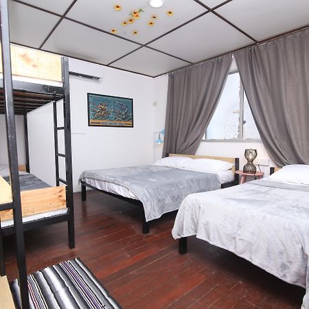 Spot On 90141 Threehouse Bed & Breakfast Кучинг Екстериор снимка