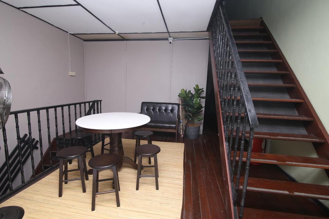 Spot On 90141 Threehouse Bed & Breakfast Кучинг Екстериор снимка