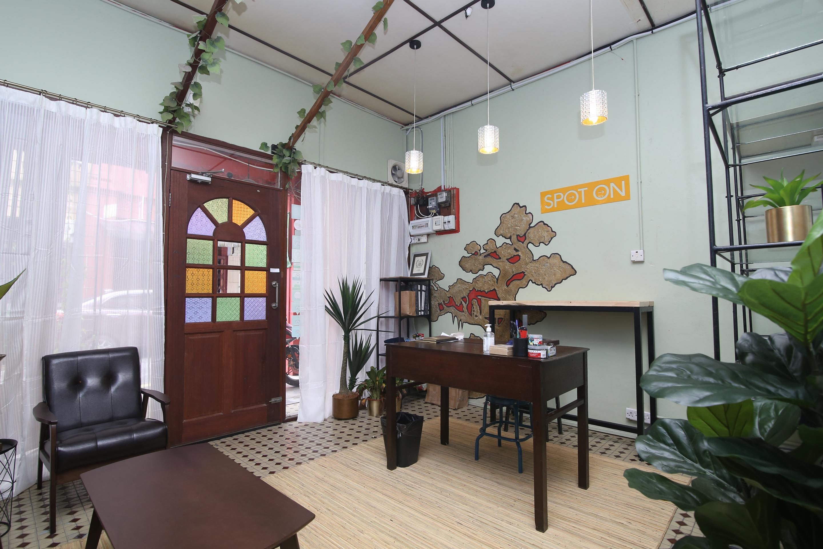 Spot On 90141 Threehouse Bed & Breakfast Кучинг Екстериор снимка